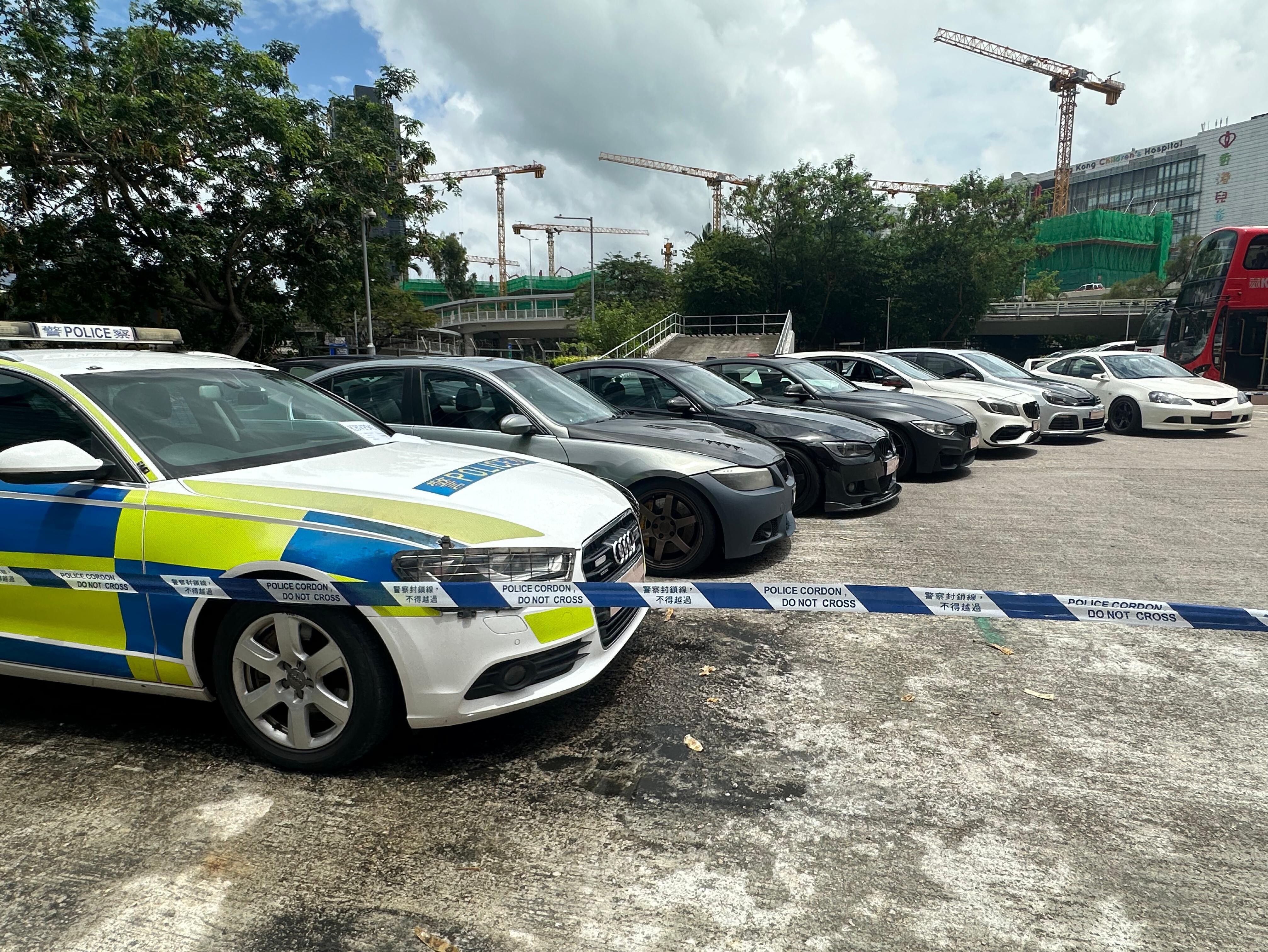 政府2024年把一部退役警車售予劏車公司後,輾轉落入一名測量師手中,他去年5月涉亮起在車上的紅藍警示燈,於荃灣、九龍灣一帶與多車追逐
